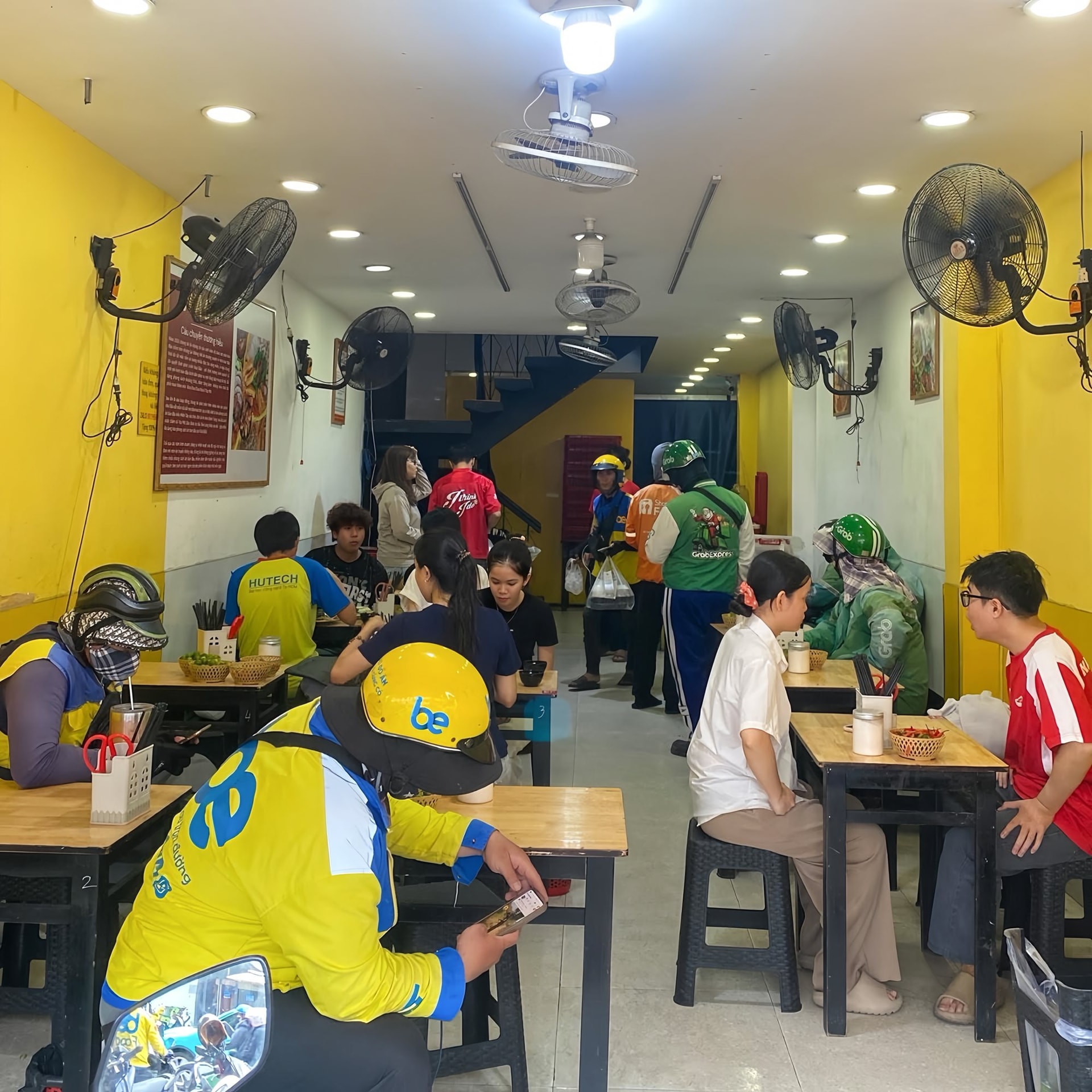 Xanh SM Ngon nhập cuộc: Cuộc đua giao đồ ăn th&ecirc;m khốc liệt, thế song m&atilde; của GrabFood - ShopeeFood c&oacute; lung lay?- Ảnh 2.