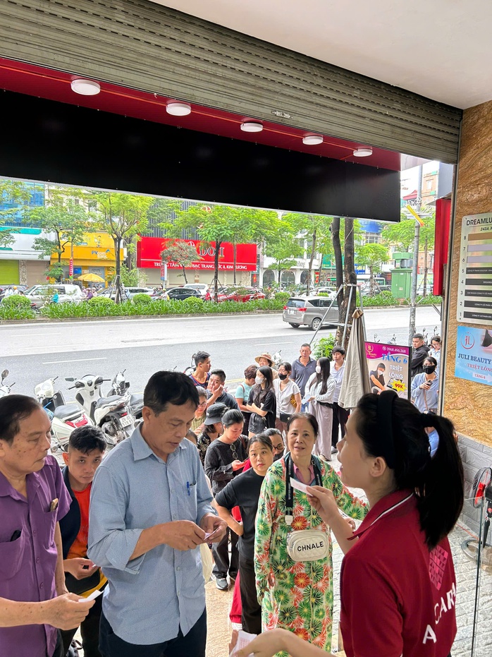 Bạc tăng lên đỉnh mọi thời đại, người Hà Nội xếp hàng mua từ sáng sớm - Ảnh 6. Bạc tăng lên đỉnh mọi thời đại, người Hà Nội xếp hàng mua từ sáng sớm - Ảnh 6.