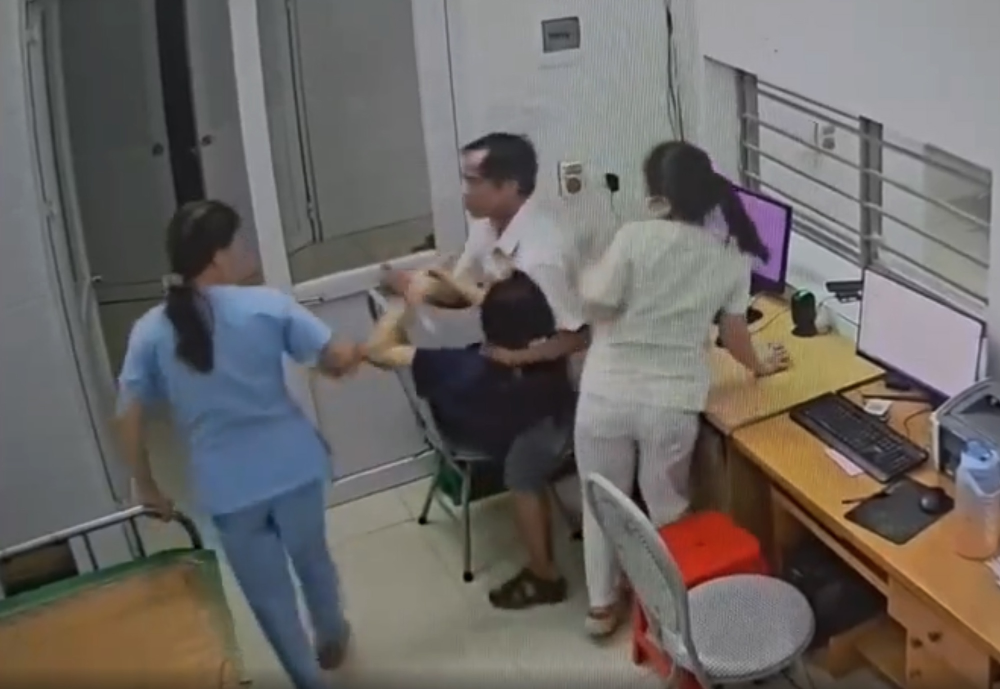 Nghệ An: Xác minh việc người đàn ông xông vào phòng tấn công nữ bác sĩ- Ảnh 2.