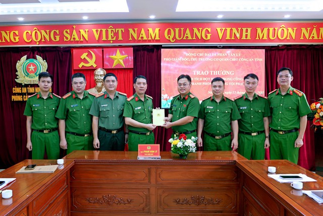 Mua lại vàng do chính cửa hàng mình bán ra, nhiều nhà vàng phát hiện vàng giả: Công an truy xét trong nhiều giờ, lật tẩy thủ đoạn tinh vi- Ảnh 1.