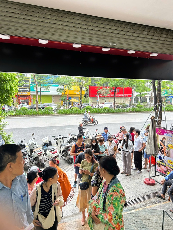 Bạc tăng lên đỉnh mọi thời đại, người Hà Nội xếp hàng mua từ sáng sớm - Ảnh 4. Bạc tăng lên đỉnh mọi thời đại, người Hà Nội xếp hàng mua từ sáng sớm - Ảnh 4.