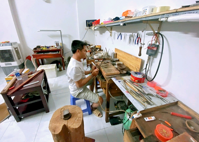 Mua lại vàng do chính cửa hàng mình bán ra, nhiều nhà vàng phát hiện vàng giả: Công an truy xét trong nhiều giờ, lật tẩy thủ đoạn tinh vi- Ảnh 2.