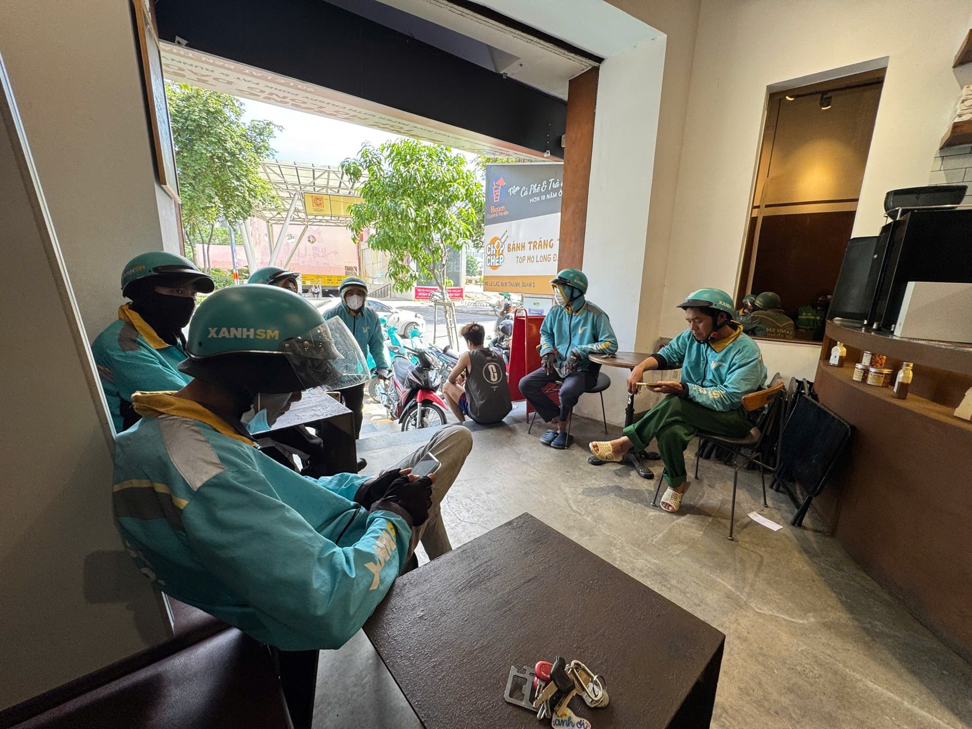 Xanh SM Ngon nhập cuộc: Cuộc đua giao đồ ăn th&ecirc;m khốc liệt, thế song m&atilde; của GrabFood - ShopeeFood c&oacute; lung lay?- Ảnh 1.