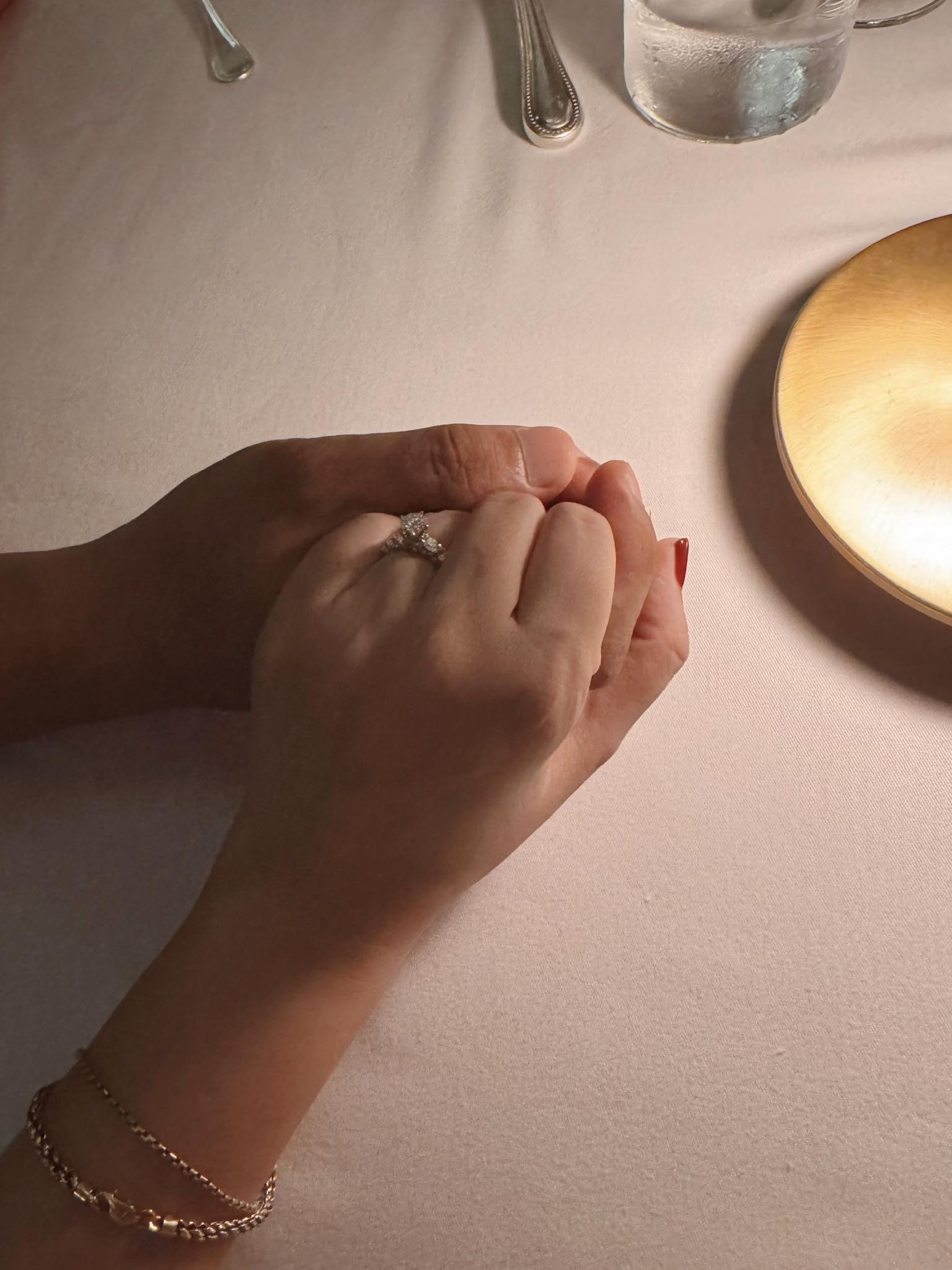 Mỹ nhân bạn thân Hà Tăng vừa thông báo được bạn trai Việt kiều cầu hôn đã vội đi trốn- Ảnh 1. Mỹ nhân bạn thân Hà Tăng vừa thông báo được bạn trai Việt kiều cầu hôn đã vội đi trốn- Ảnh 1.