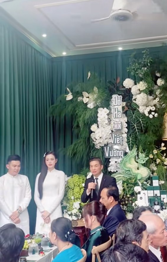 Chủ tịch tập đoàn Sơn Hải và phu nhân gây sốt- Ảnh 4. Chủ tịch tập đoàn Sơn Hải và phu nhân gây sốt- Ảnh 4.