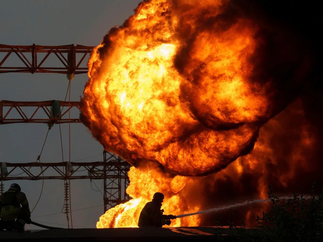 Ấn định! Ukraine nổ tung phòng tuyến, sơ tán khẩn - Bộ Tổng tham mưu Kiev xin cầu hòa, Moscow chốt đòn đáp trả- Ảnh 1. Ấn định! Ukraine nổ tung phòng tuyến, sơ tán khẩn - Bộ Tổng tham mưu Kiev xin cầu hòa, Moscow chốt đòn đáp trả- Ảnh 1.