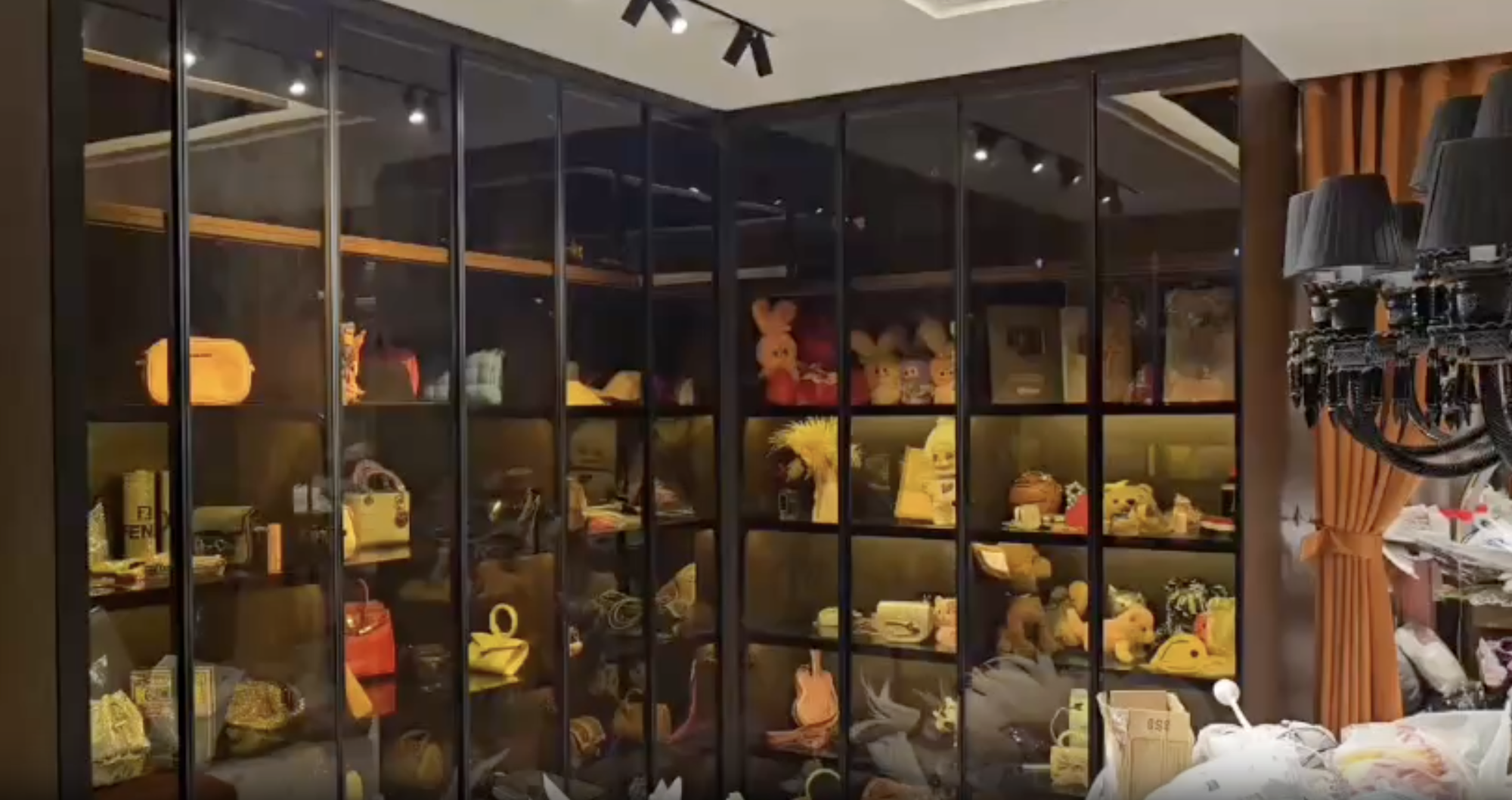 Clip toàn cảnh Công an TP HCM mở két sắt Ngân 98 thu 80 sổ đỏ- Ảnh 7. Clip toàn cảnh Công an TP HCM mở két sắt Ngân 98 thu 80 sổ đỏ- Ảnh 7.