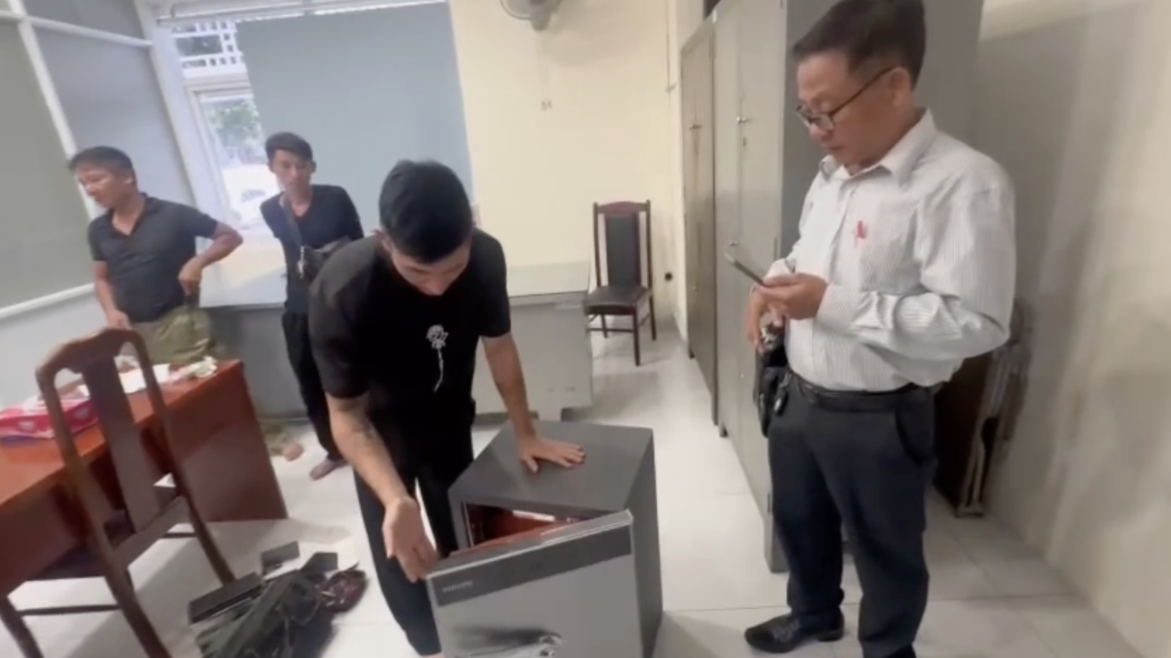 Clip toàn cảnh Công an TP HCM mở két sắt Ngân 98 thu 80 sổ đỏ- Ảnh 8. Clip toàn cảnh Công an TP HCM mở két sắt Ngân 98 thu 80 sổ đỏ- Ảnh 8.