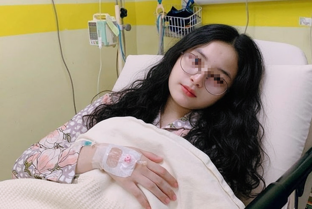 Nữ giáo viên trẻ tự 