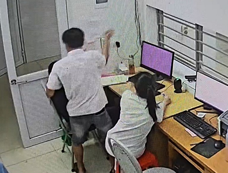 VIDEO: Người đ&agrave;n &ocirc;ng x&ocirc;ng v&agrave;o ph&ograve;ng cấp cứu đe dọa, đ&ograve;i h&agrave;nh hung nữ b&aacute;c sĩ- Ảnh 1.