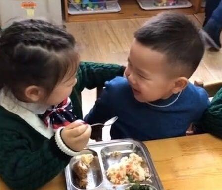 Cô giáo gửi bức ảnh chụp 2 đứa trẻ đang ăn đến nhóm phụ huynh, nhiều người tức giận - Hiệu trưởng nói: Chuyện bình thường!- Ảnh 2. Cô giáo gửi bức ảnh chụp 2 đứa trẻ đang ăn đến nhóm phụ huynh, nhiều người tức giận - Hiệu trưởng nói: Chuyện bình thường!- Ảnh 2.