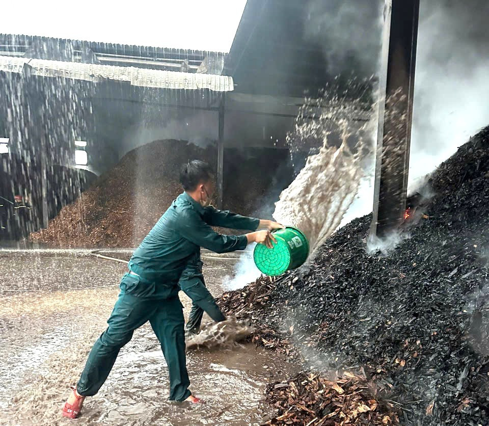 Cháy xưởng gỗ, lực lượng chức năng dập lửa xuyên đêm- Ảnh 4.