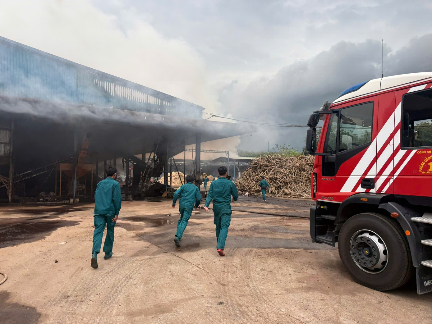 Cháy xưởng gỗ, lực lượng chức năng dập lửa xuyên đêm- Ảnh 5.