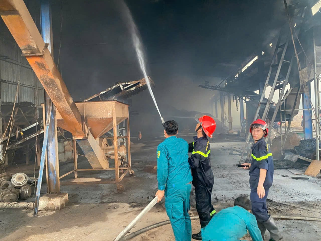 Cháy xưởng gỗ, lực lượng chức năng dập lửa xuyên đêm- Ảnh 6.