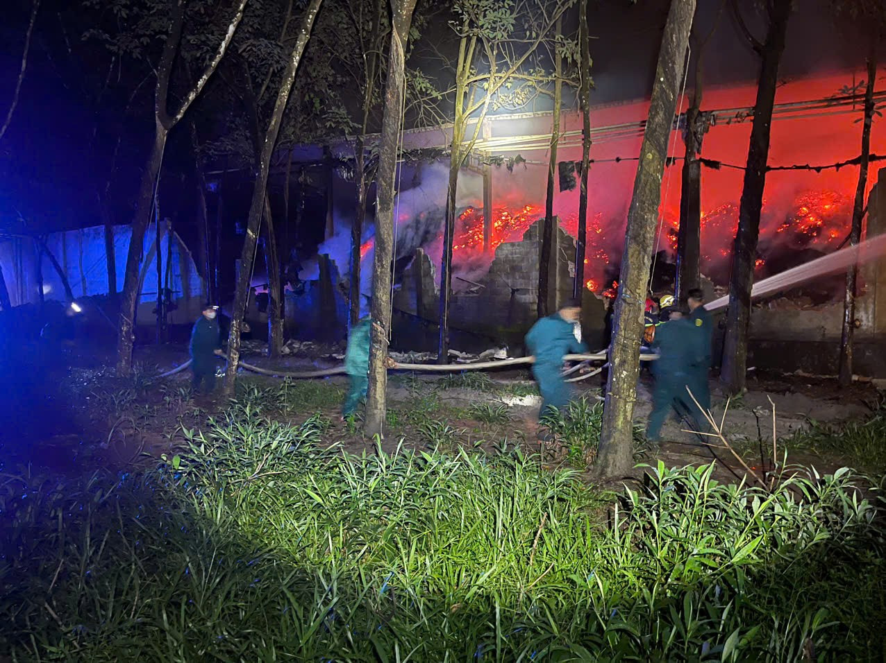 Cháy xưởng gỗ, lực lượng chức năng dập lửa xuyên đêm- Ảnh 1.