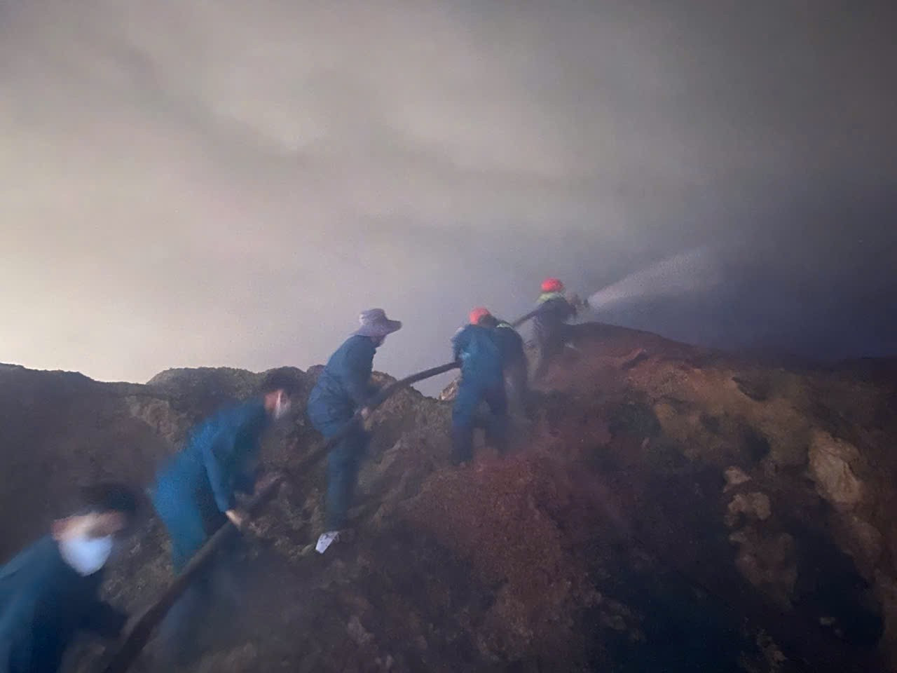 Cháy xưởng gỗ, lực lượng chức năng dập lửa xuyên đêm- Ảnh 2.