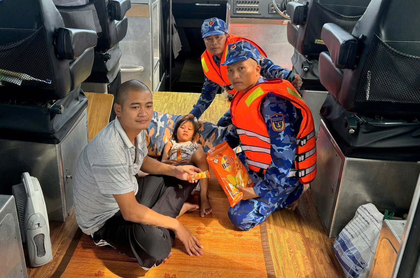 Vụ bố ôm 2 con nhảy sông tự tử tại Nghệ An: Chuyện ít ai biết về đội cứu hộ “TUNGTIME”- Ảnh 2. Vụ bố ôm 2 con nhảy sông tự tử tại Nghệ An: Chuyện ít ai biết về đội cứu hộ “TUNGTIME”- Ảnh 2.