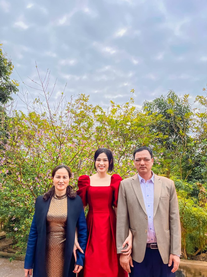 Phu nh&acirc;n Chủ tịch tập đo&agrave;n Sơn Hải diện &aacute;o d&agrave;i đ&ocirc;i với mẹ Hoa hậu Đỗ H&agrave;- Ảnh 5.