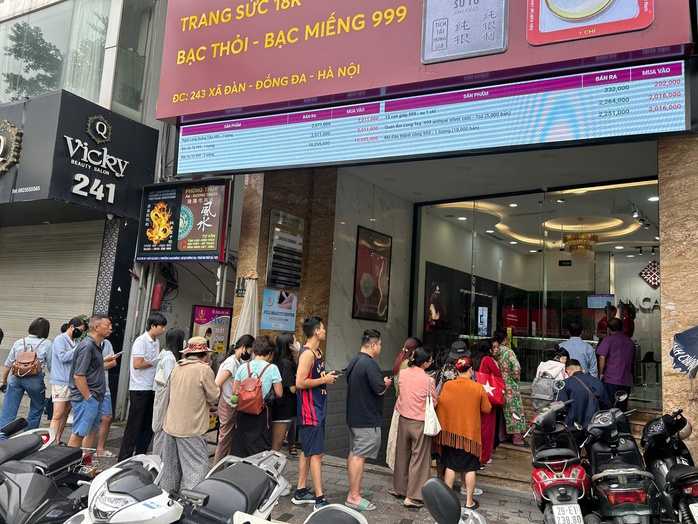 Bạc tăng lên đỉnh mọi thời đại, người Hà Nội xếp hàng mua từ sáng sớm - Ảnh 1. Bạc tăng lên đỉnh mọi thời đại, người Hà Nội xếp hàng mua từ sáng sớm - Ảnh 1.