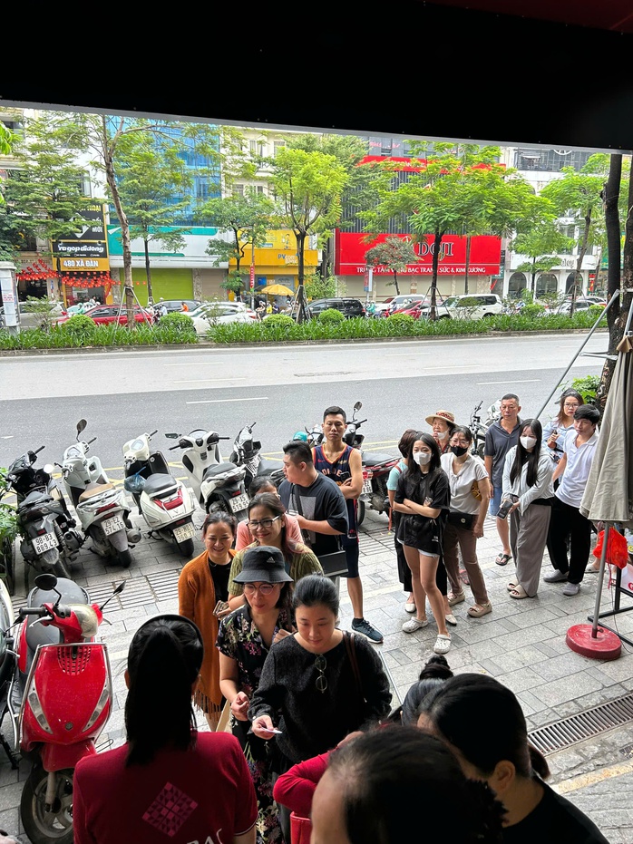 Bạc tăng lên đỉnh mọi thời đại, người Hà Nội xếp hàng mua từ sáng sớm - Ảnh 5. Bạc tăng lên đỉnh mọi thời đại, người Hà Nội xếp hàng mua từ sáng sớm - Ảnh 5.