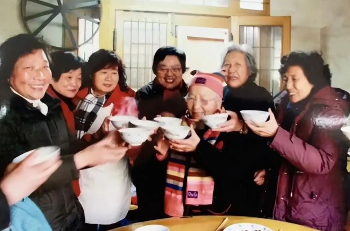 50 cụ gi&agrave; g&oacute;p hơn 184 triệu đồng mua căn nh&agrave; 200m&sup2; l&agrave;m &ldquo;viện dưỡng l&atilde;o tự quản&rdquo;: 21 năm sau d&ugrave; người c&ograve;n, người mất nhưng nơi ấy vẫn s&aacute;ng đ&egrave;n- Ảnh 3.