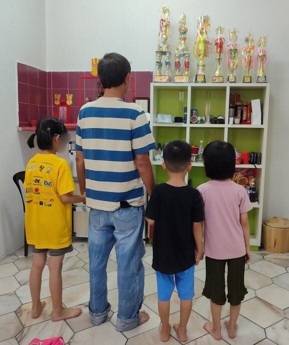 Thu nhập 16 triệu, bố không nuôi nổi đành gửi 3 con vào trại trẻ mồ côi, phút chia ly khiến ai cũng khóc- Ảnh 1. Thu nhập 16 triệu, bố không nuôi nổi đành gửi 3 con vào trại trẻ mồ côi, phút chia ly khiến ai cũng khóc- Ảnh 1.