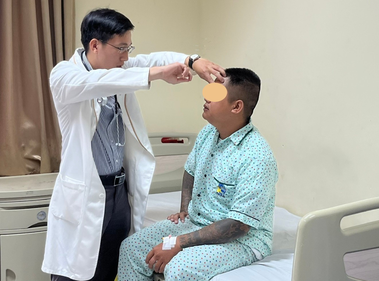 Đang đá bóng, thanh niên đột quỵ ngay trên sân- Ảnh 2.