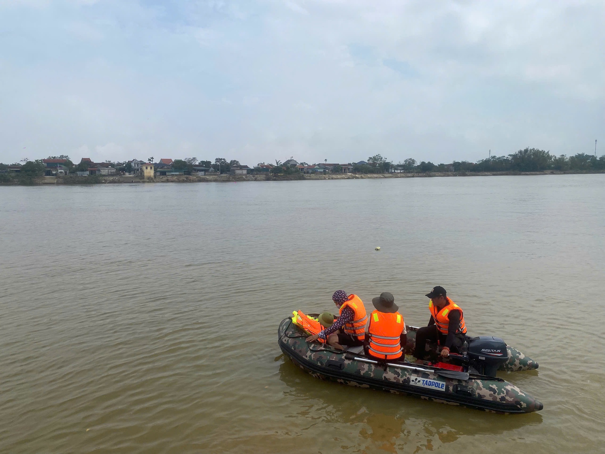 Vụ bố ôm 2 con nhảy sông tự tử tại Nghệ An: Chuyện ít ai biết về đội cứu hộ “TUNGTIME”- Ảnh 3. Vụ bố ôm 2 con nhảy sông tự tử tại Nghệ An: Chuyện ít ai biết về đội cứu hộ “TUNGTIME”- Ảnh 3.