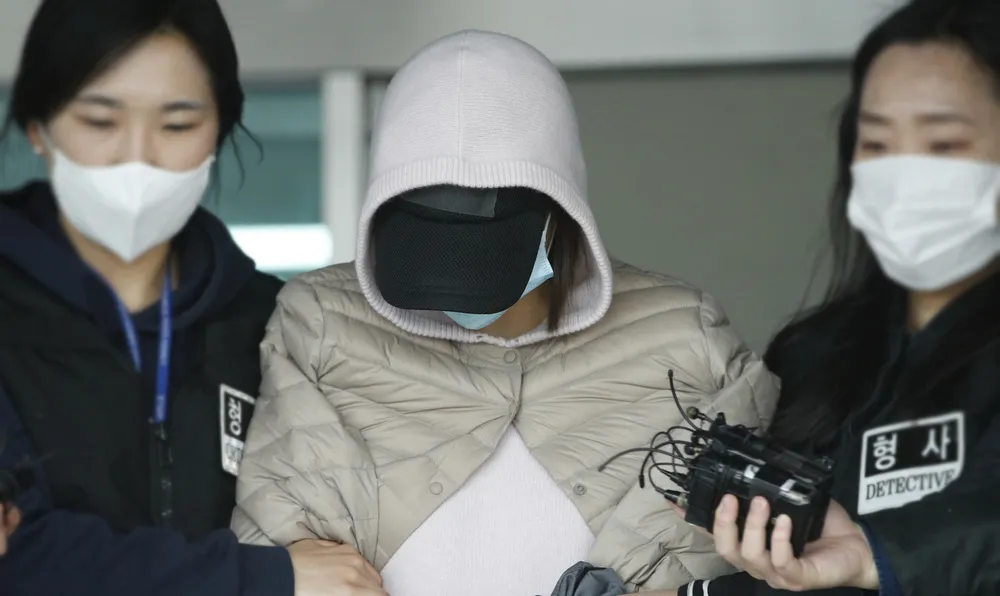 "Tiểu thư sa ngã" của giới tài phiệt: Từ người thừa kế của một đế chế, hôn thê của Park Yoo-chun đến kẻ nhận lệnh truy nã đỏ từ Interpol- Ảnh 3. "Tiểu thư sa ngã" của giới tài phiệt: Từ người thừa kế của một đế chế, hôn thê của Park Yoo-chun đến kẻ nhận lệnh truy nã đỏ từ Interpol- Ảnh 3.