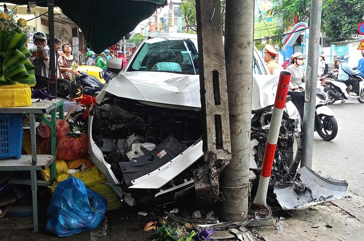 Ô tô đâm xe máy, lao lên vỉa hè tông gãy trụ điện ở Đà Nẵng- Ảnh 1.