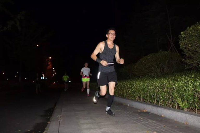 Chàng trai 27 tuổi chạy bộ 5km mỗi tối để giảm mỡ máu, 1 năm sau kết quả khiến anh “ngã ngửa”- Ảnh 1. Chàng trai 27 tuổi chạy bộ 5km mỗi tối để giảm mỡ máu, 1 năm sau kết quả khiến anh “ngã ngửa”- Ảnh 1.