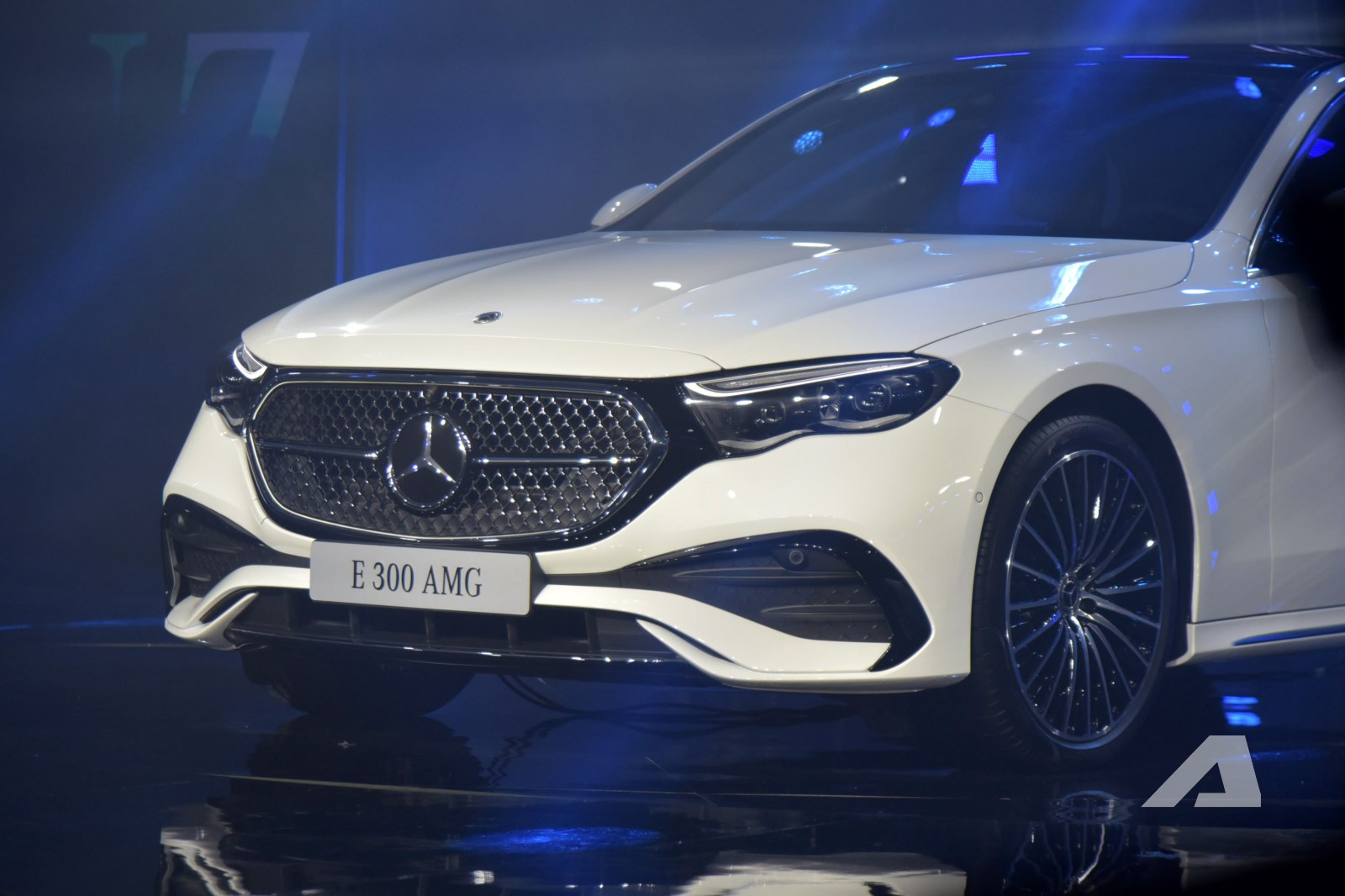 Mercedes-Benz E-Class 2025 ra mắt Việt Nam: Giá từ 2,449 tỷ đồng, thiết kế lột xác, màn hình khủng tràn táp-lô, có ADAS đáp trả 5 Series- Ảnh 7.