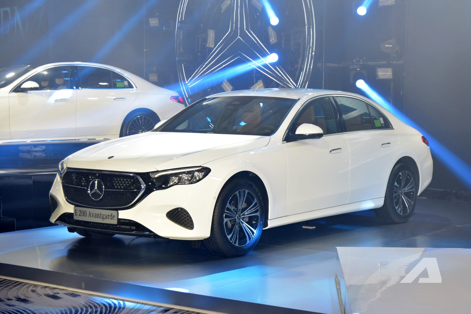 Mercedes-Benz E-Class 2025 ra mắt Việt Nam: Giá từ 2,449 tỷ đồng, thiết kế lột xác, màn hình khủng tràn táp-lô, có ADAS đáp trả 5 Series- Ảnh 12.