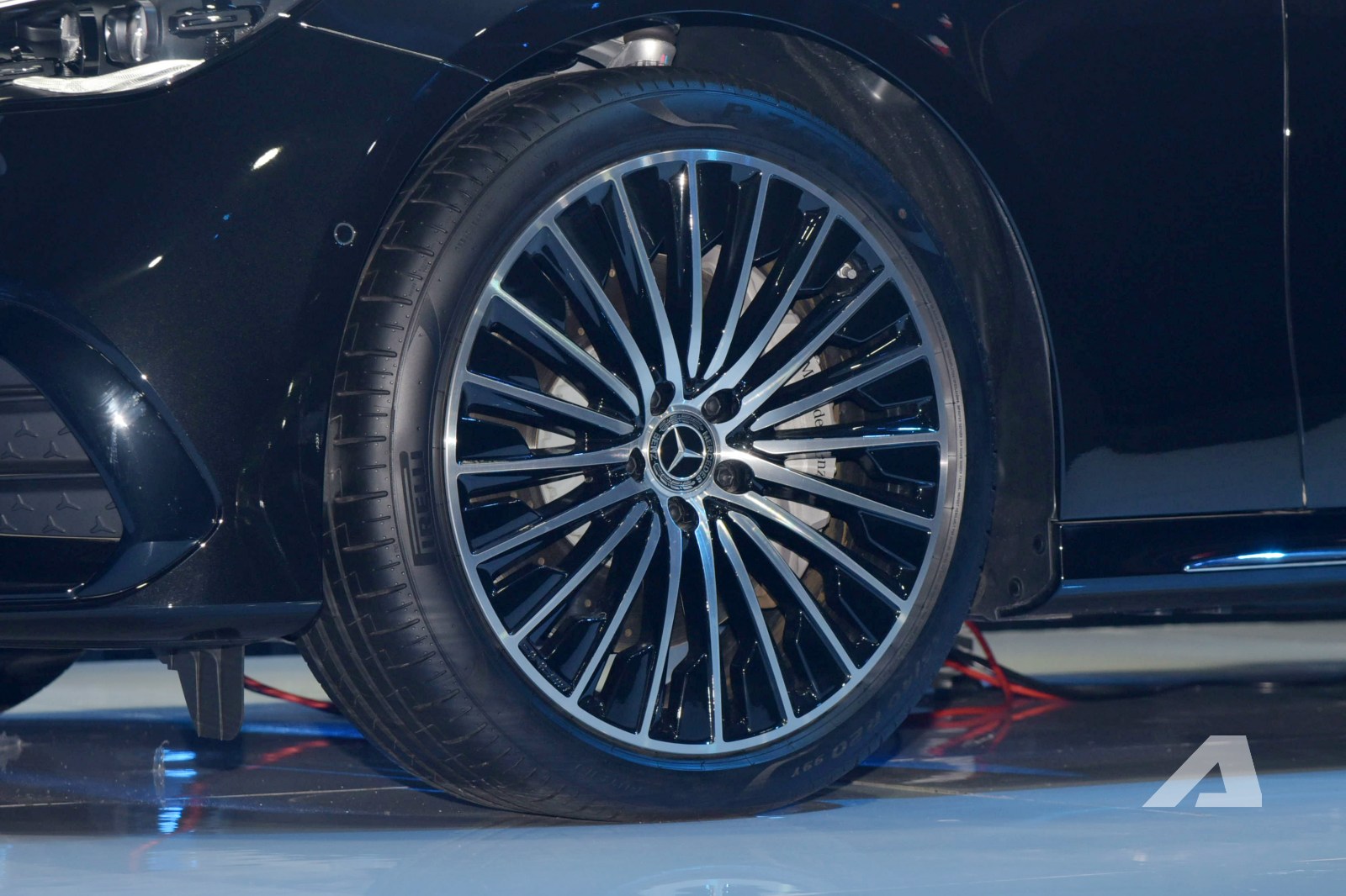 Mercedes-Benz E-Class 2025 ra mắt Việt Nam: Giá từ 2,449 tỷ đồng, thiết kế lột xác, màn hình khủng tràn táp-lô, có ADAS đáp trả 5 Series- Ảnh 9.