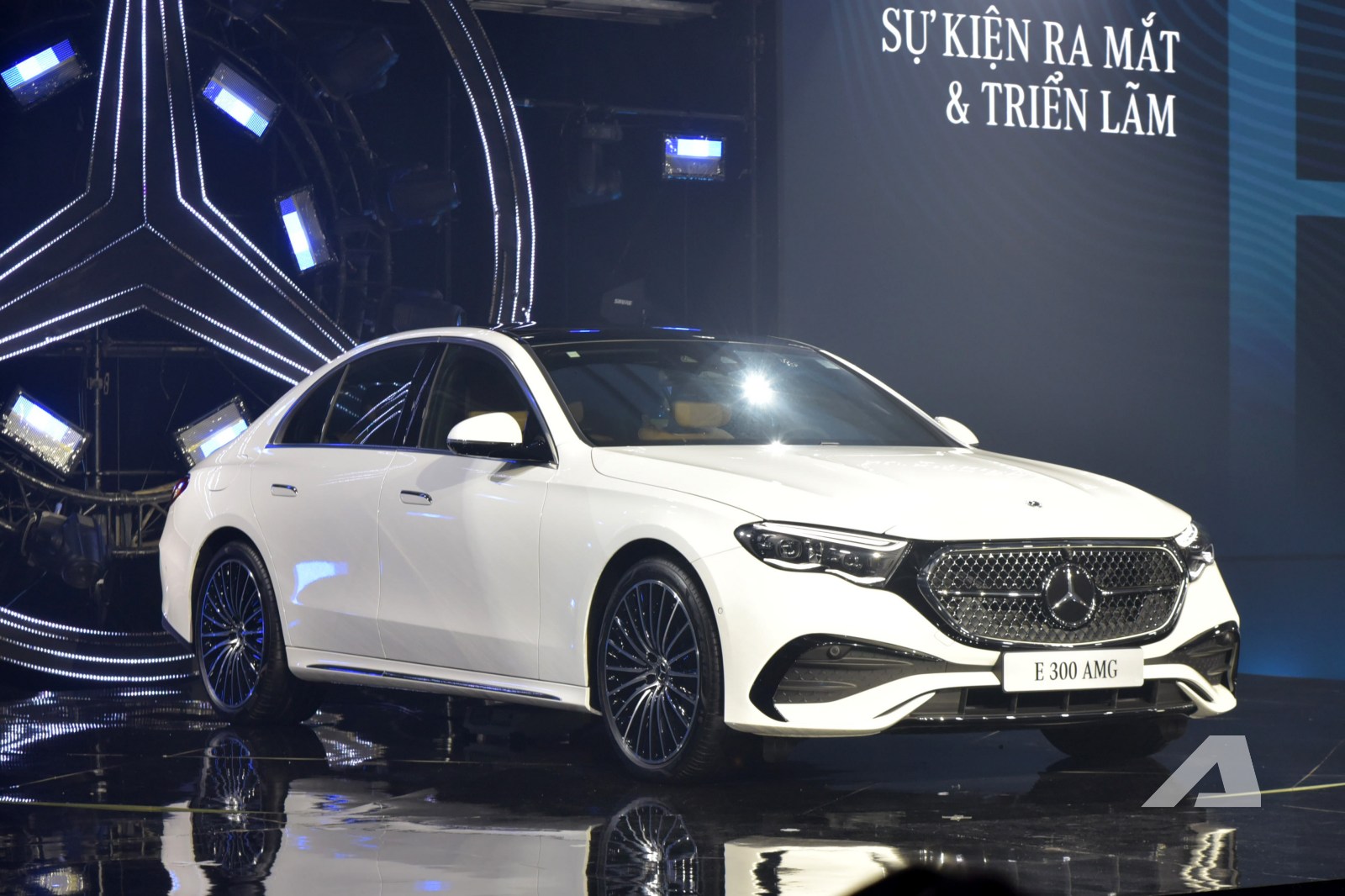 Mercedes-Benz E-Class 2025 ra mắt Việt Nam: Giá từ 2,449 tỷ đồng, thiết kế lột xác, màn hình khủng tràn táp-lô, có ADAS đáp trả 5 Series- Ảnh 2.