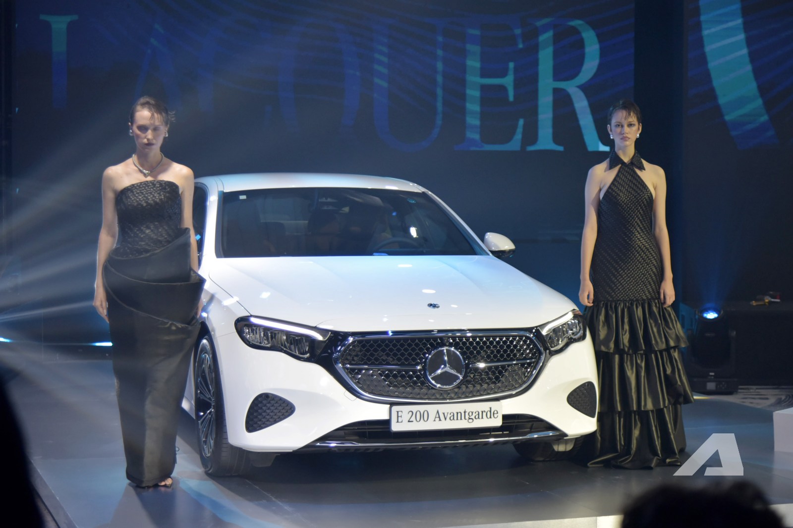 Mercedes-Benz E-Class 2025 ra mắt Việt Nam: Giá từ 2,449 tỷ đồng, thiết kế lột xác, màn hình khủng tràn táp-lô, có ADAS đáp trả 5 Series- Ảnh 4.