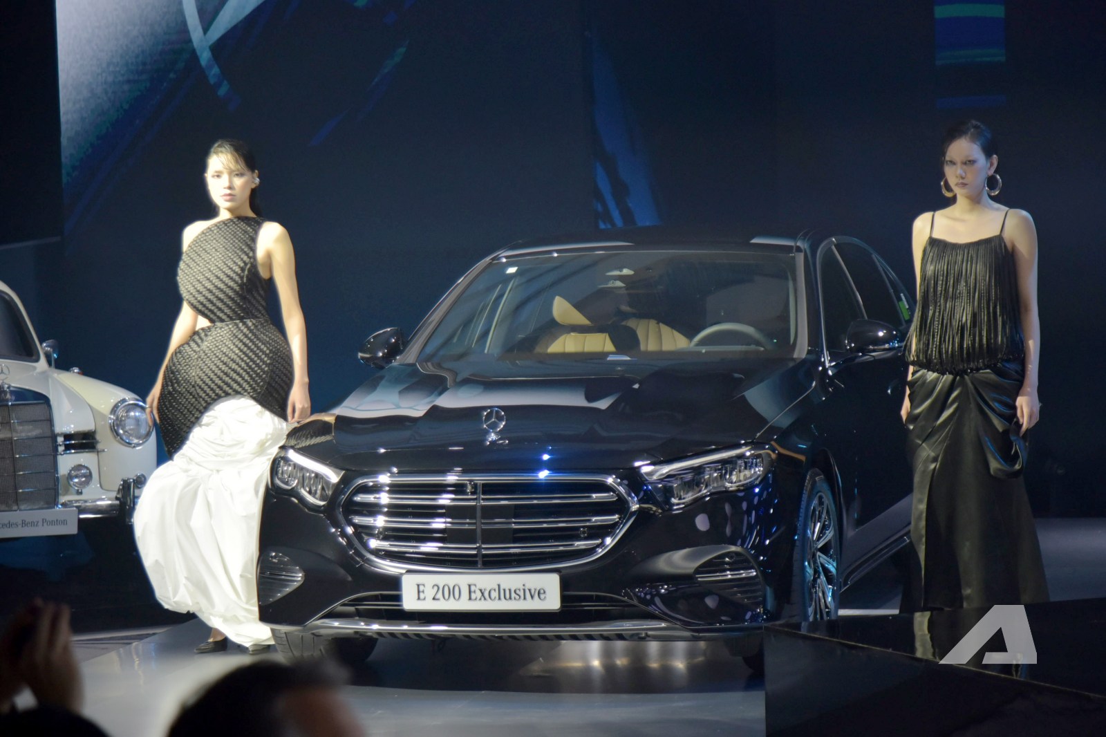 Mercedes-Benz E-Class 2025 ra mắt Việt Nam: Giá từ 2,449 tỷ đồng, thiết kế lột xác, màn hình khủng tràn táp-lô, có ADAS đáp trả 5 Series- Ảnh 3.