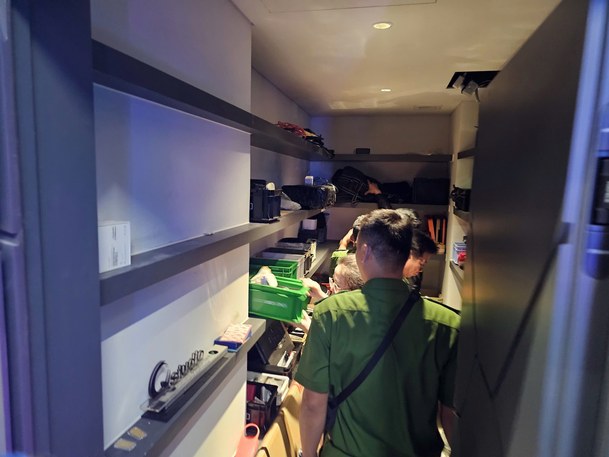 Clip toàn cảnh Công an TP HCM mở két sắt Ngân 98 thu 80 sổ đỏ- Ảnh 2. Clip toàn cảnh Công an TP HCM mở két sắt Ngân 98 thu 80 sổ đỏ- Ảnh 2.