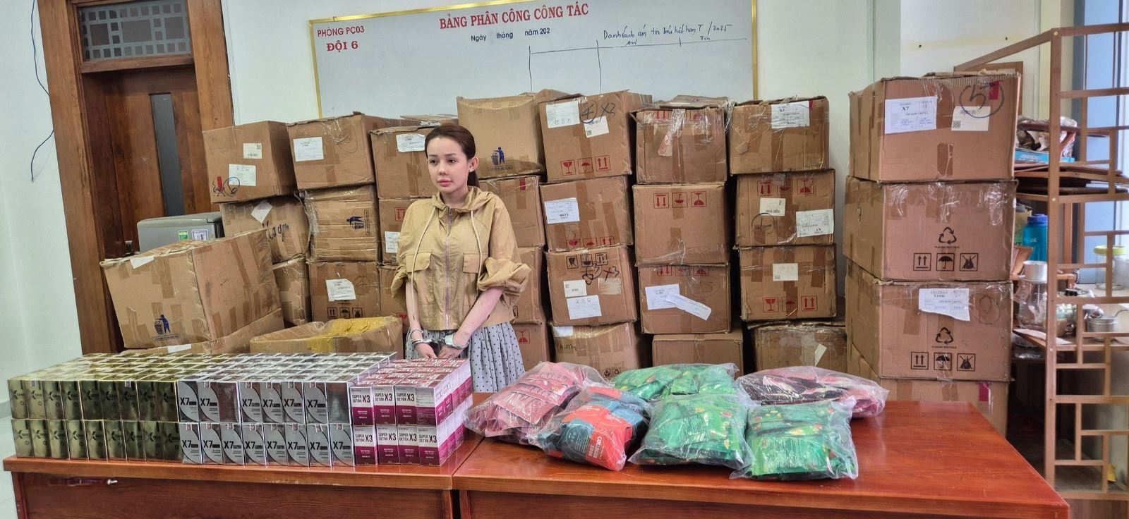 Choáng với số tài sản mà công an tìm thấy trong két sắt ở căn hộ cao cấp của Ngân 98- Ảnh 2. Choáng với số tài sản mà công an tìm thấy trong két sắt ở căn hộ cao cấp của Ngân 98- Ảnh 2.