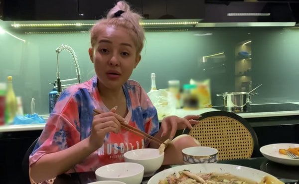 Ngân 98 và những cú lộ mặt mộc gây sốc tâm lý- Ảnh 8. Ngân 98 và những cú lộ mặt mộc gây sốc tâm lý- Ảnh 8.