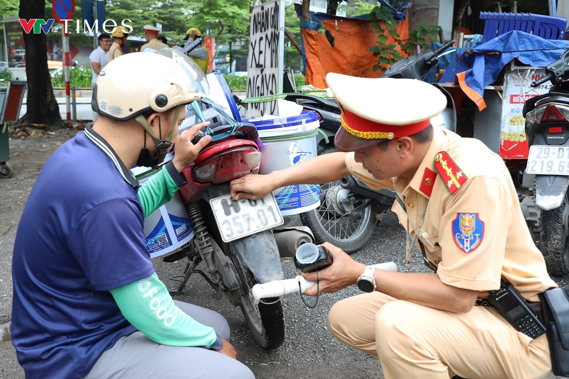 Lo bị camera ghi hình, tài xế che biển số vẫn không thoát phạt- Ảnh 5. Lo bị camera ghi hình, tài xế che biển số vẫn không thoát phạt- Ảnh 5.