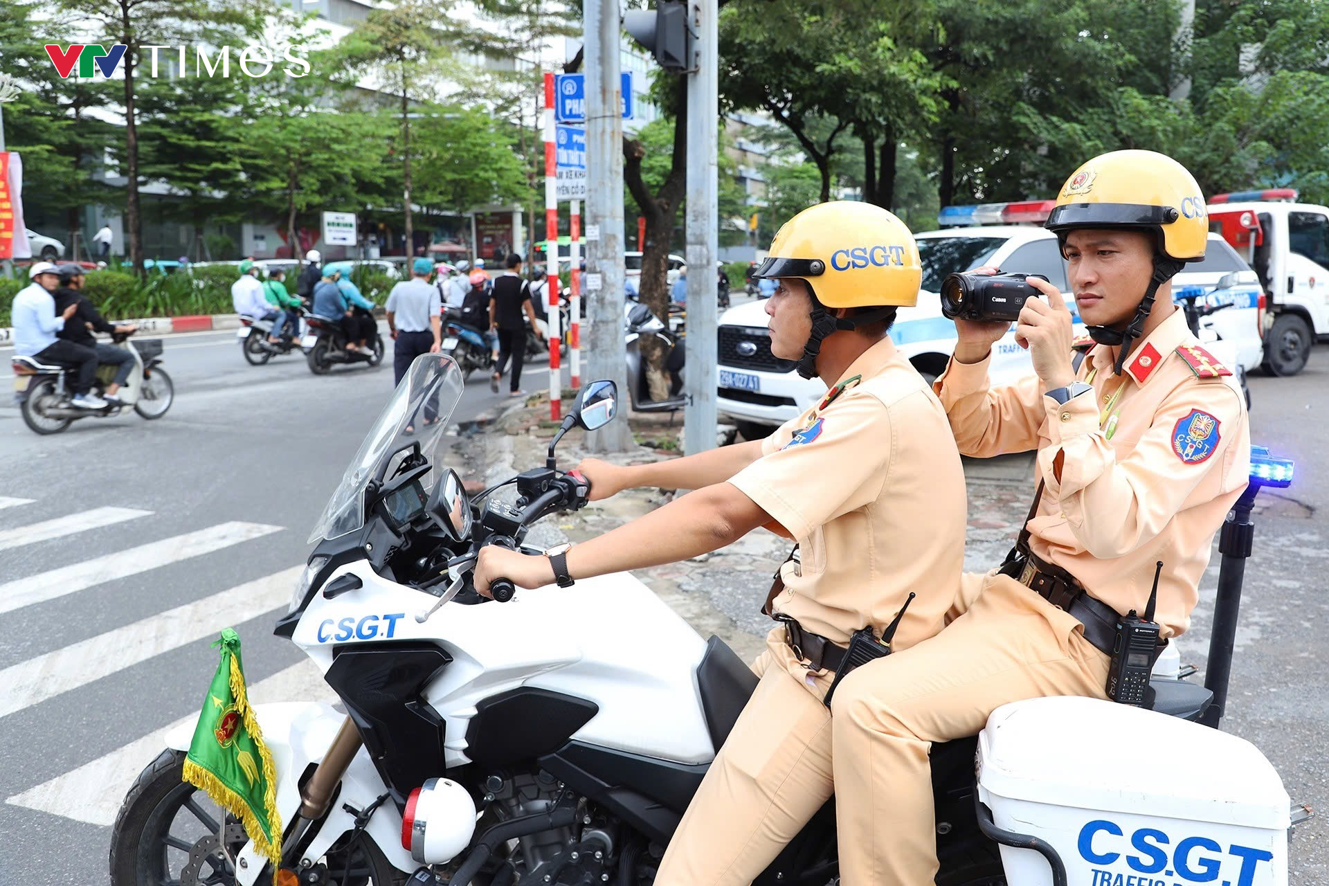 Lo bị camera ghi hình, tài xế che biển số vẫn không thoát phạt- Ảnh 3. Lo bị camera ghi hình, tài xế che biển số vẫn không thoát phạt- Ảnh 3.