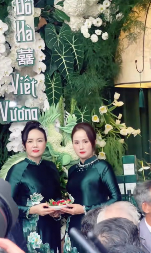 Phu nh&acirc;n Chủ tịch tập đo&agrave;n Sơn Hải diện &aacute;o d&agrave;i đ&ocirc;i với mẹ Hoa hậu Đỗ H&agrave;- Ảnh 1.