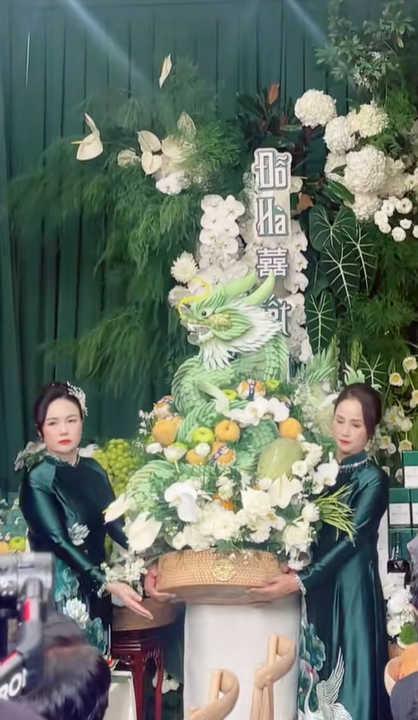 Phu nh&acirc;n Chủ tịch tập đo&agrave;n Sơn Hải diện &aacute;o d&agrave;i đ&ocirc;i với mẹ Hoa hậu Đỗ H&agrave;- Ảnh 3.