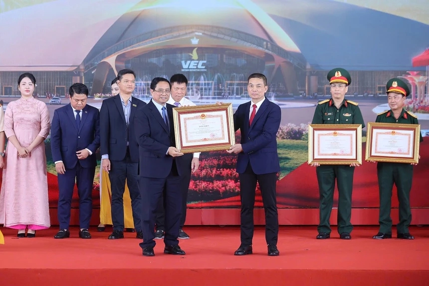 Gia thế khủng của gia đình chồng HH Đỗ Thị Hà: Bố chồng đứng đầu tập đoàn xây dựng nổi tiếng hàng đầu Việt Nam- Ảnh 6. Gia thế khủng của gia đình chồng HH Đỗ Thị Hà: Bố chồng đứng đầu tập đoàn xây dựng nổi tiếng hàng đầu Việt Nam- Ảnh 6.