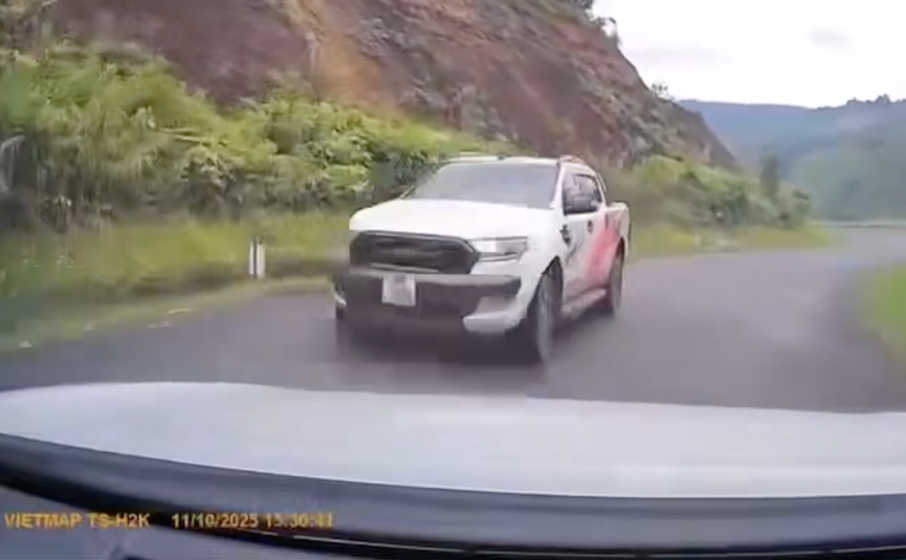 CLIP: Hai nh&oacute;m đ&aacute;nh nhau giữa quốc lộ sau va chạm &ocirc; t&ocirc;- Ảnh 1.