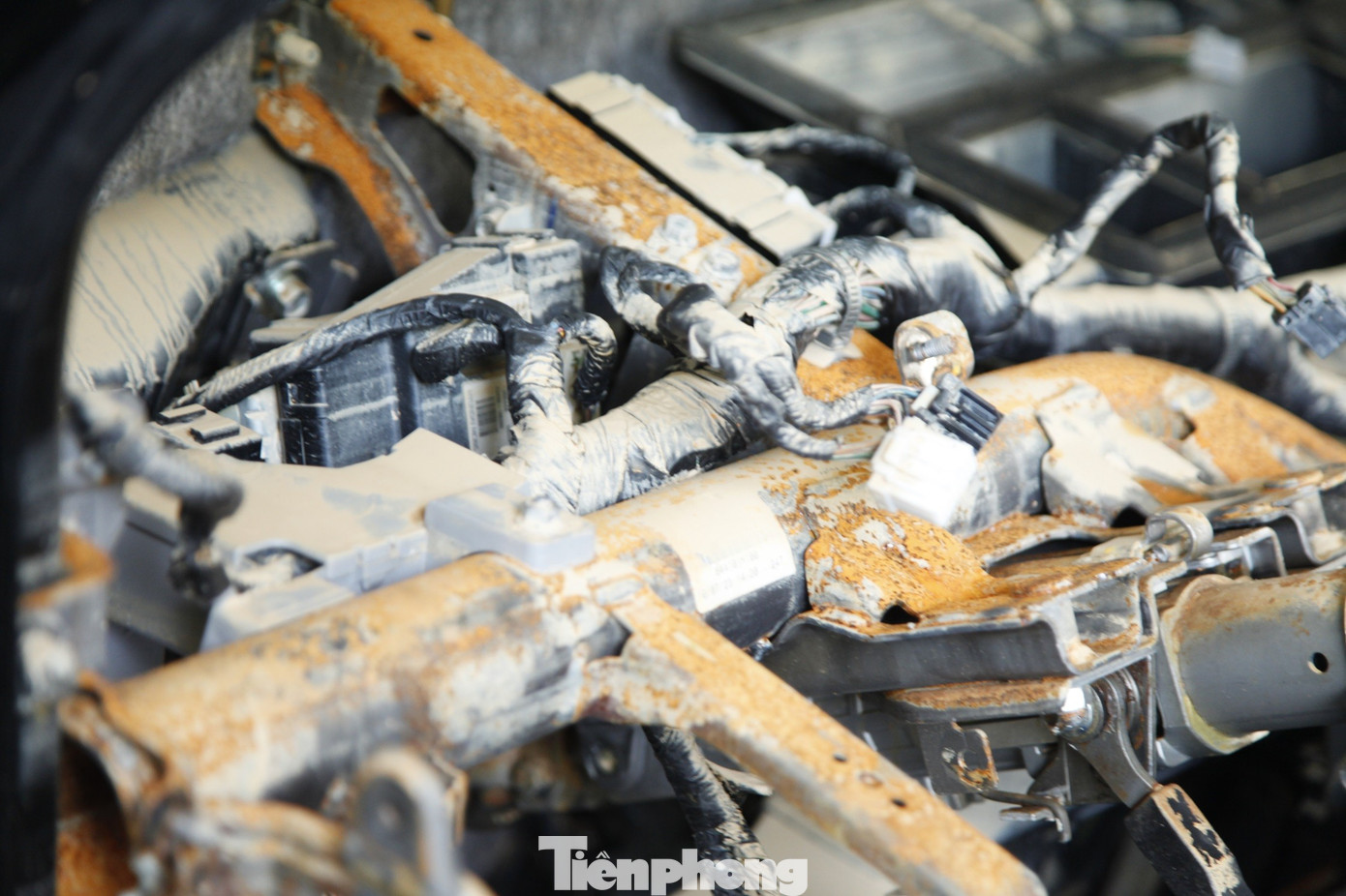 Sau lũ lịch sử, ô tô tiền tỷ bị ngập nước nằm chờ 'cấp cứu'- Ảnh 12.