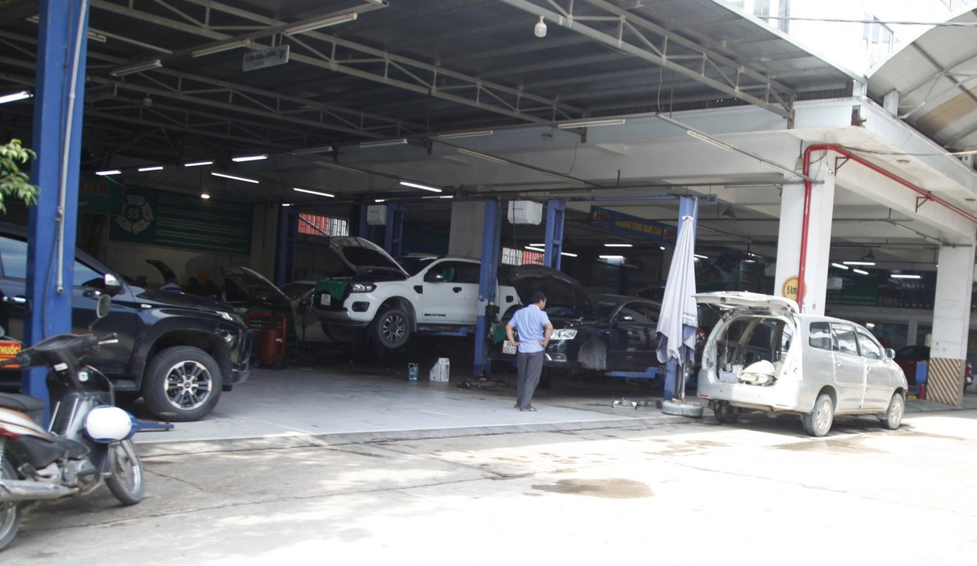 Sau lũ lịch sử, ô tô tiền tỷ bị ngập nước nằm chờ 'cấp cứu'- Ảnh 1.