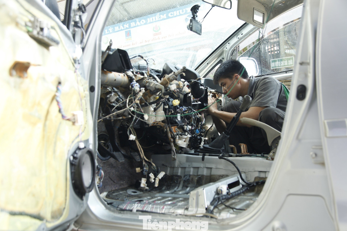 Sau lũ lịch sử, ô tô tiền tỷ bị ngập nước nằm chờ 'cấp cứu'- Ảnh 7.