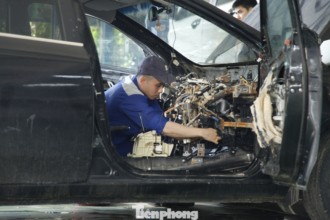 Sau lũ lịch sử, ô tô tiền tỷ bị ngập nước nằm chờ 'cấp cứu'- Ảnh 16.